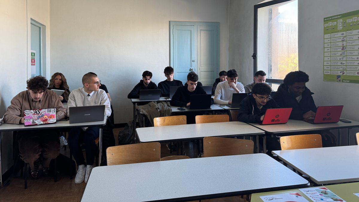 Classe de BTS NDRC au Pole Sup, etudiants en alternance sur leurs ordinateurs portables
