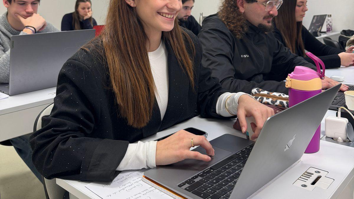 Etudiants en BTS MCO au Pole Sup de Nimes, travail collaboratif sur ordinateurs