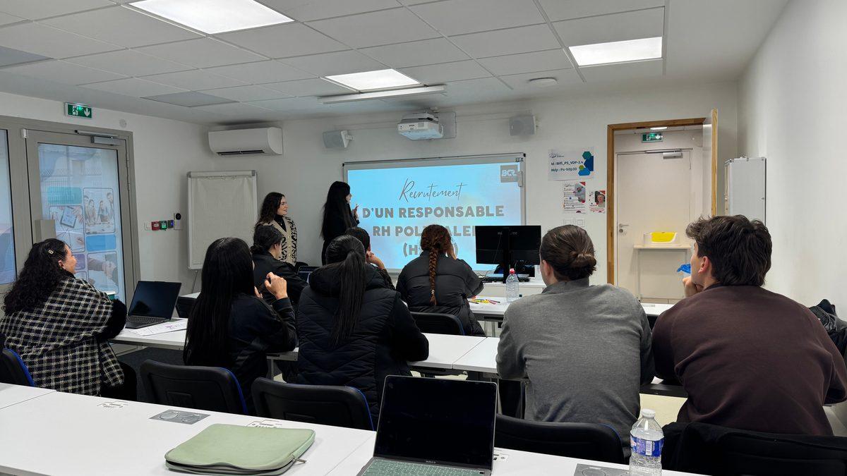 Etudiants en Bachelor RRH lors d une presentation sur le recrutement au Pole Sup