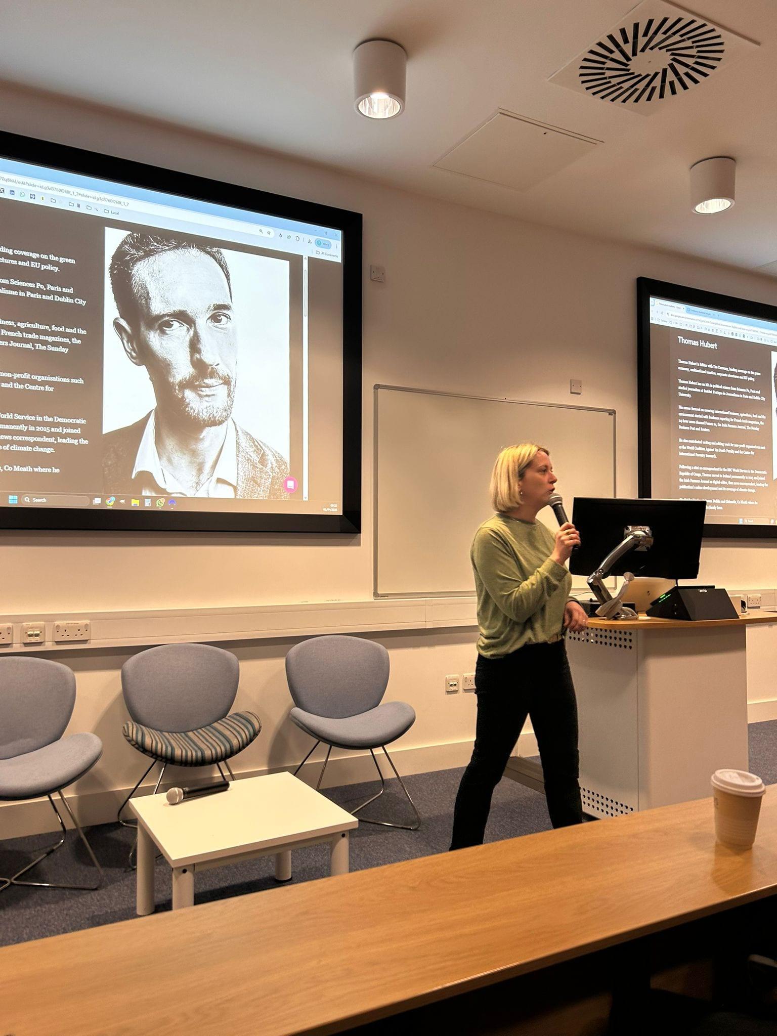 Conférence avec des professionnels des médias irlandais pendant le voyage à Dublin