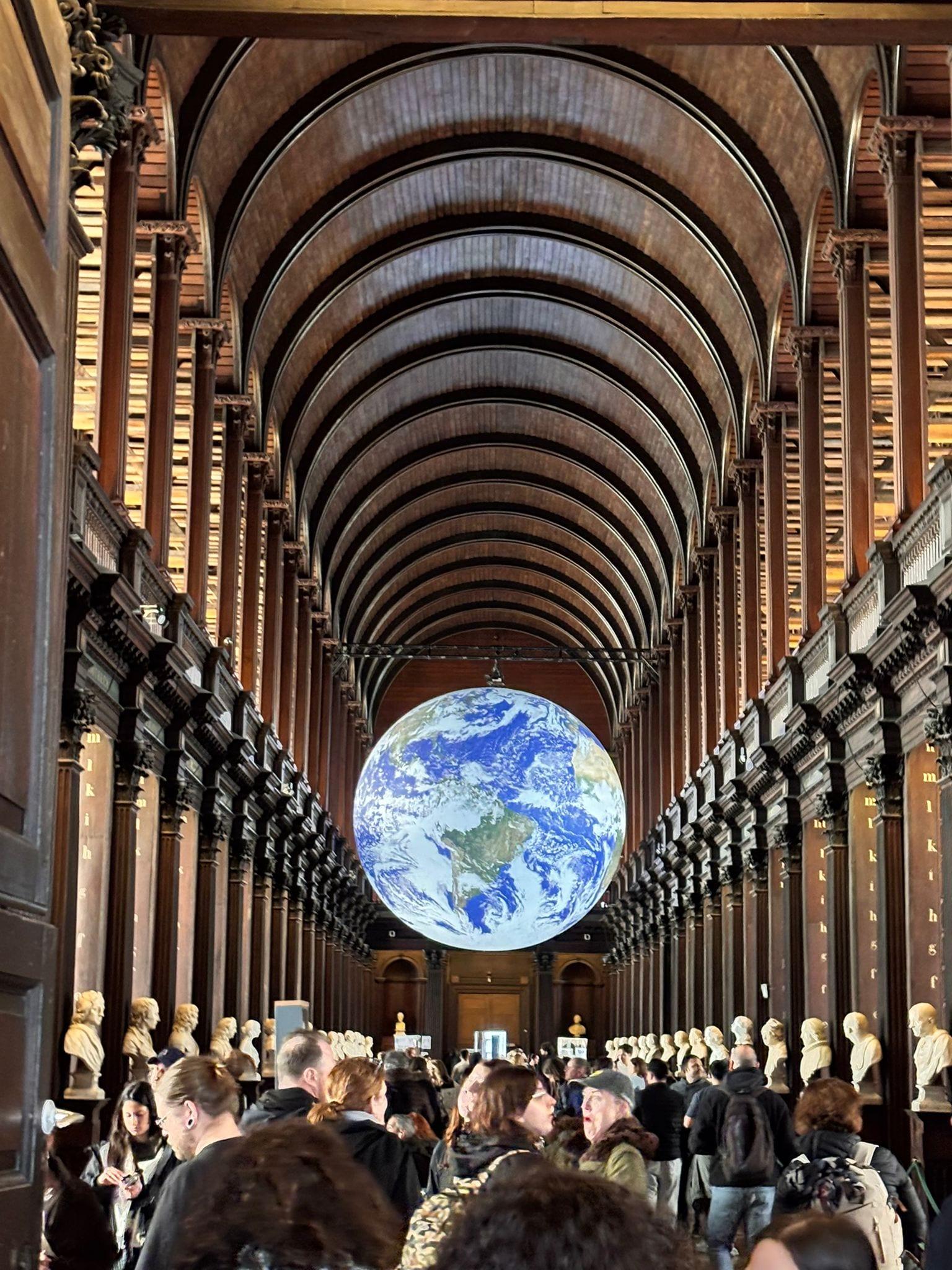 La Long Room de la bibliothèque de Trinity College, visitée par les étudiants à Dublin