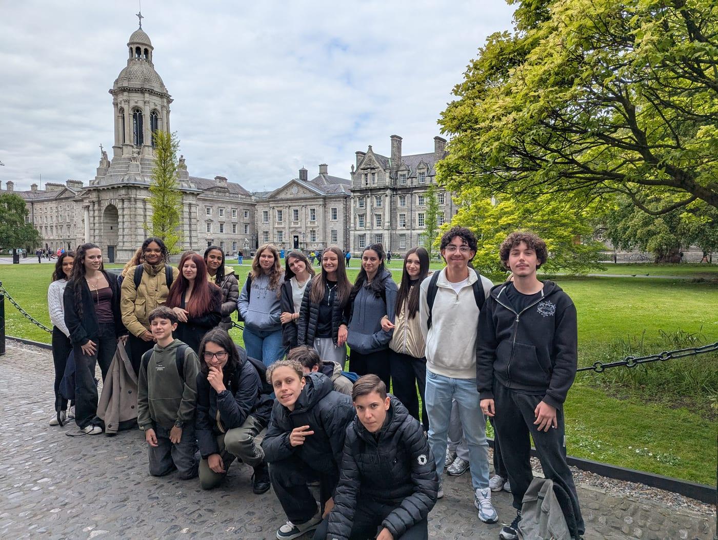 Étudiants du Pôle Sup devant Trinity College lors du séjour à Dublin