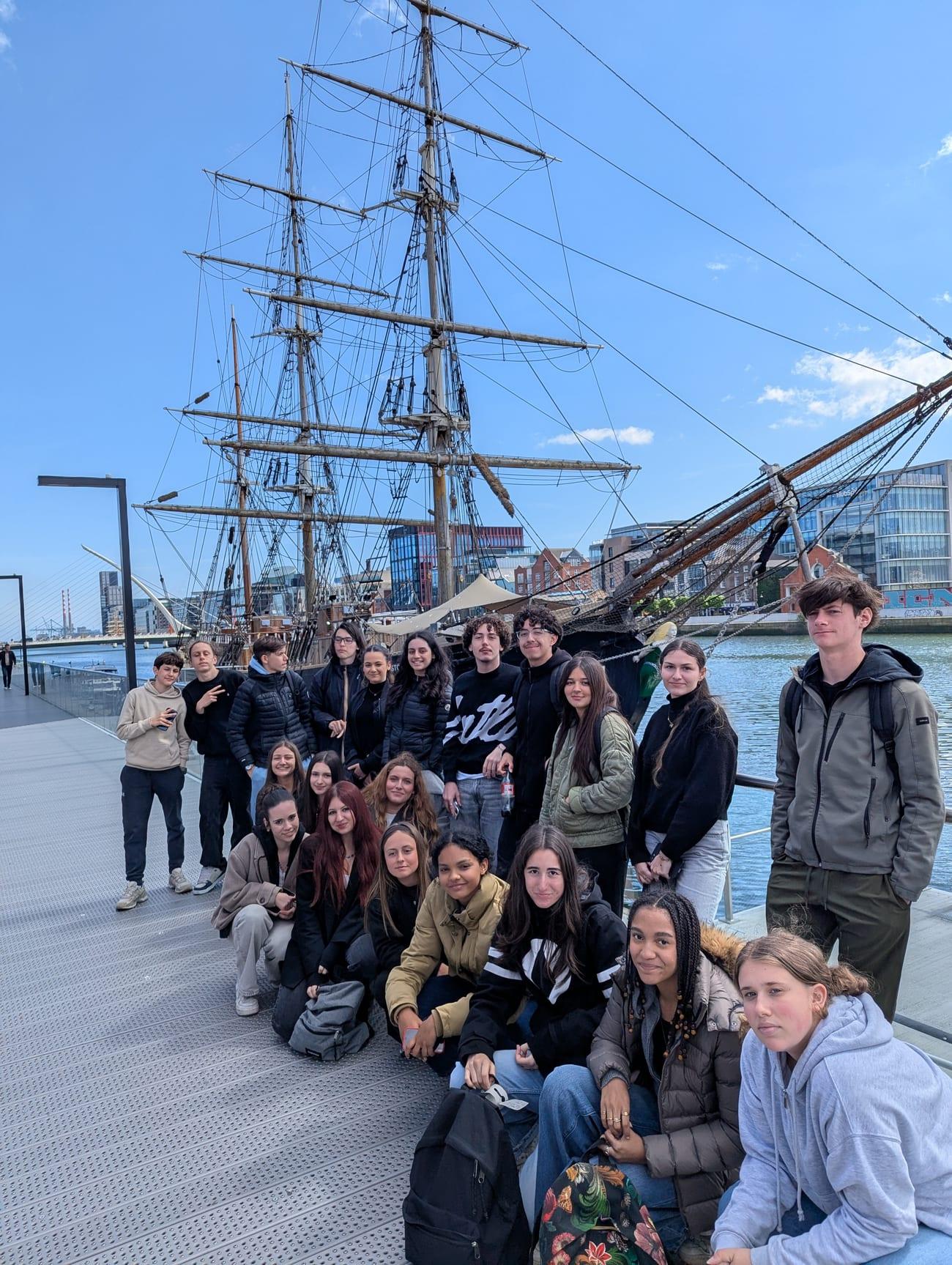 Étudiants du Pôle Sup sur les quais de Dublin devant un grand voilier