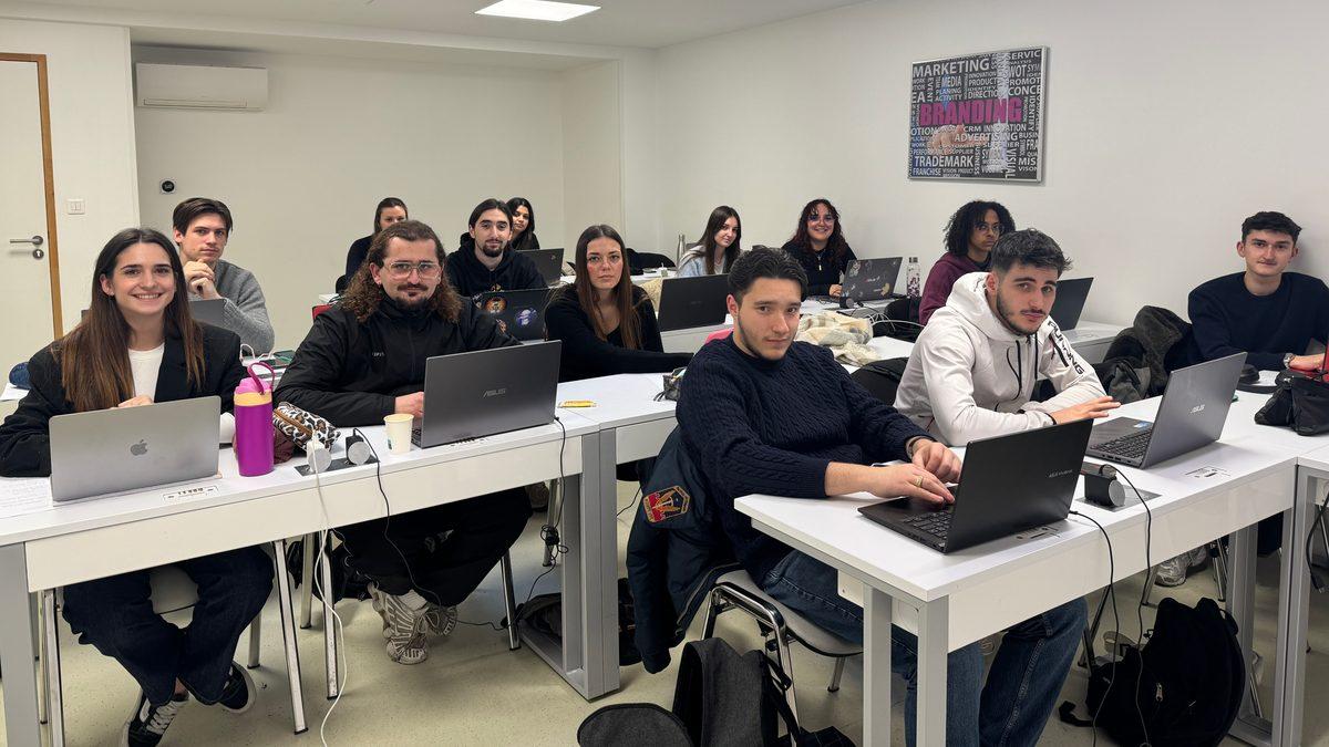 Etudiants BTS MCO en cours au Pole Sup de Nimes avec ordinateurs portables