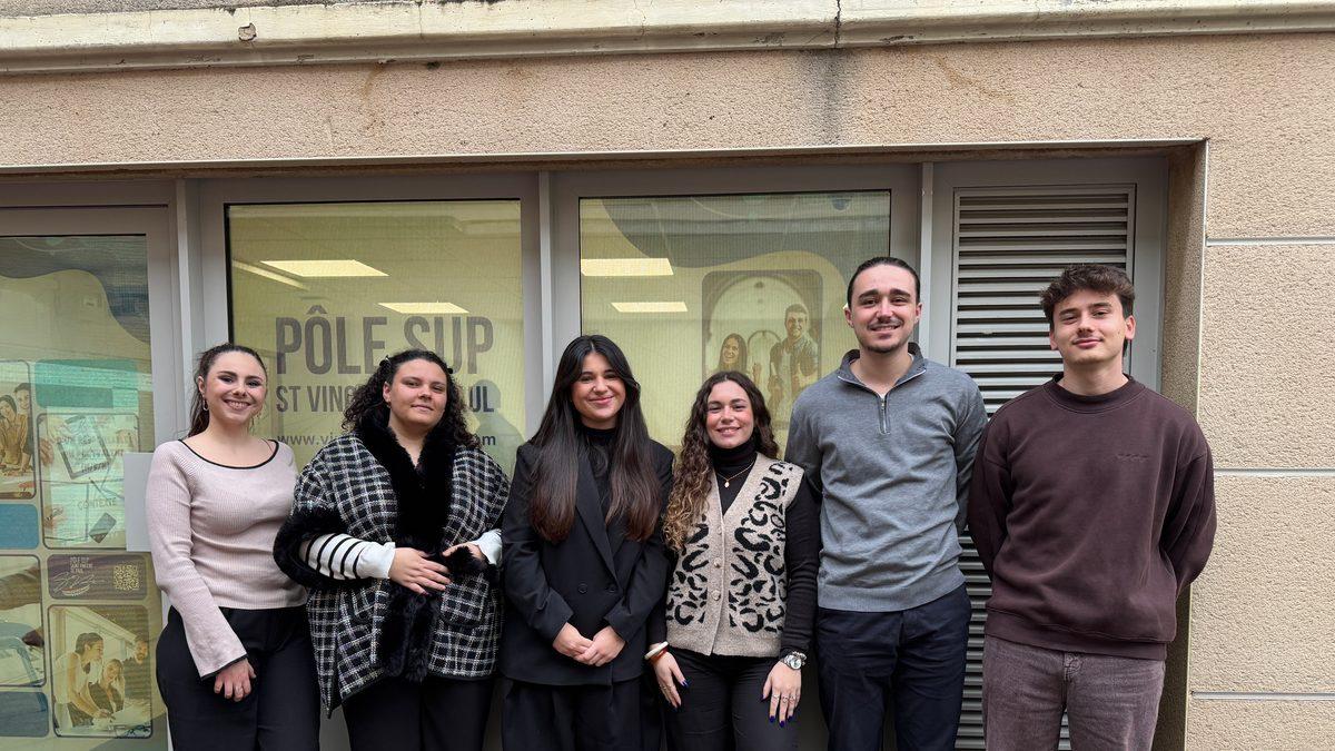 Etudiants devant le batiment Pole Sup Saint Vincent de Paul a Nimes