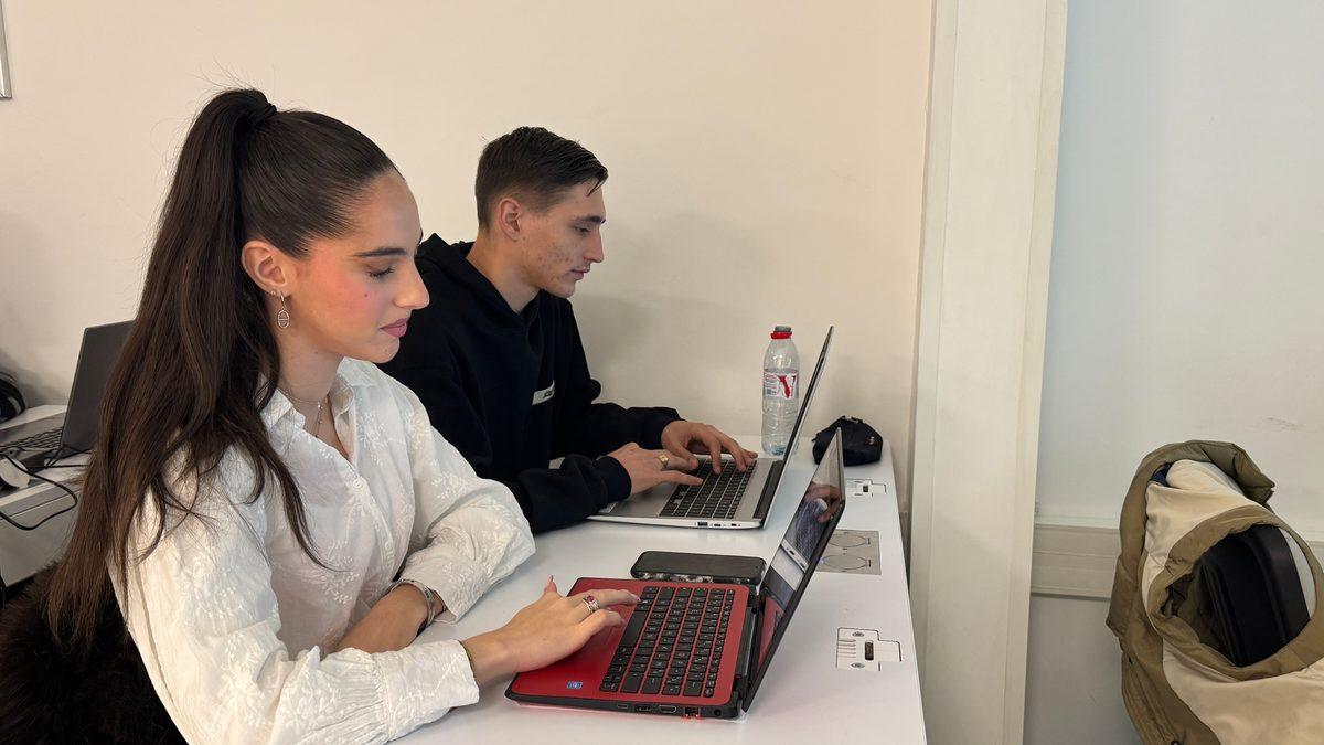 Etudiants du Pole Sup travaillant sur ordinateur en salle de cours