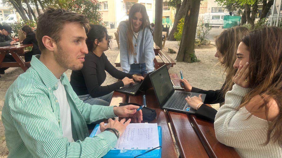 Etudiants du Pole Sup travaillant en groupe sur le campus