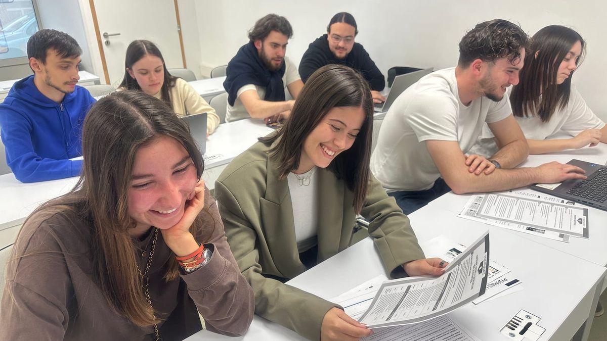 Etudiants souriants en cours au Pole Sup Saint Vincent de Paul a Nimes