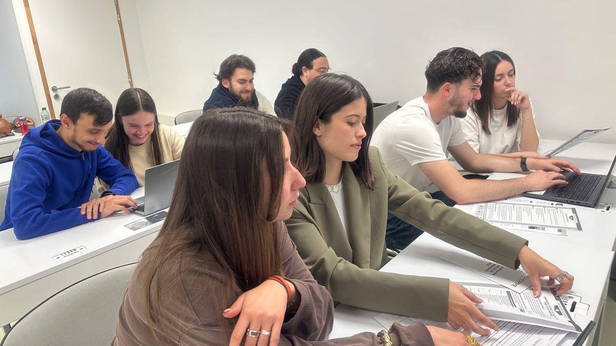 Etudiants du Pole Sup en salle de cours, travaillant sur ordinateurs portables