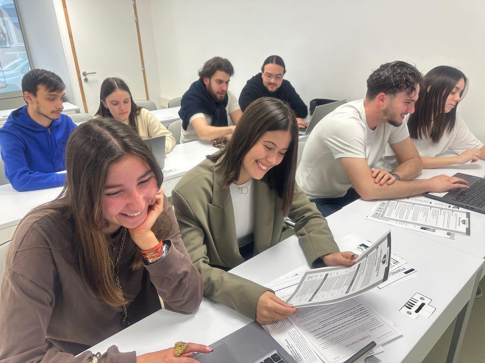 Étudiants sur le campus Pôle Sup Vincent de Paul à Nîmes